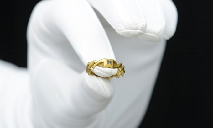 Thợ dò vàng đào được nhẫn cưới 600 năm trị giá 47.000 USD