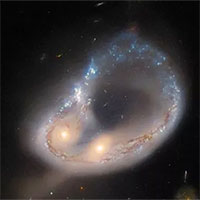 Ảnh sốc từ NASA/ESA: "Cửa sổ" vượt thời gian 2 tỉ năm cho chúng ta?