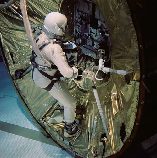 Phi hành gia Buzz Aldrin tập luyện dưới nước cho các chuyến đi bộ ngoài không gian