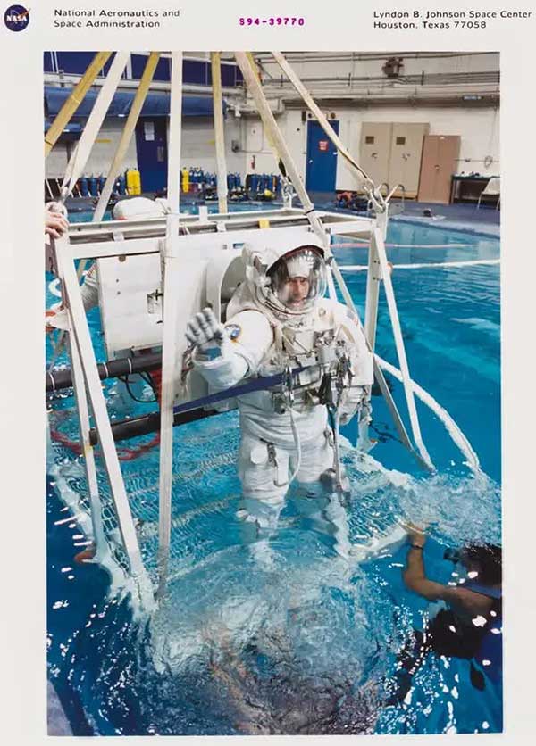 NASA có các bể bơi lớn để mô phỏng lại môi trường không trọng lượng.