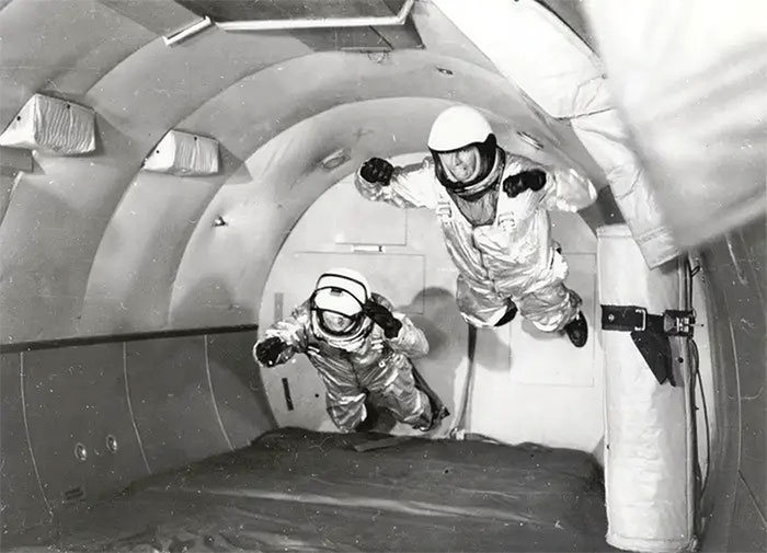  Các phi hành gia Project Mercury trên chiếc C-131