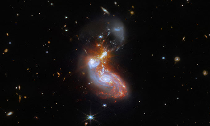  Hệ thống thiên hà ZW II 96 chụp bởi kính viễn vọng James Webb. 