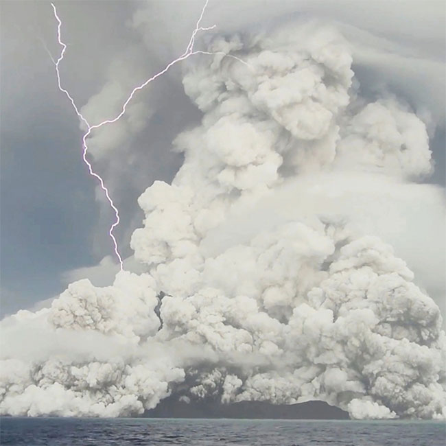 Núi lửa Tonga phun trào với cường độ đáng ngạc nhiên