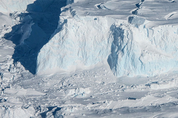 Thềm băng ở Nam Cực bất ngờ đứt gãy