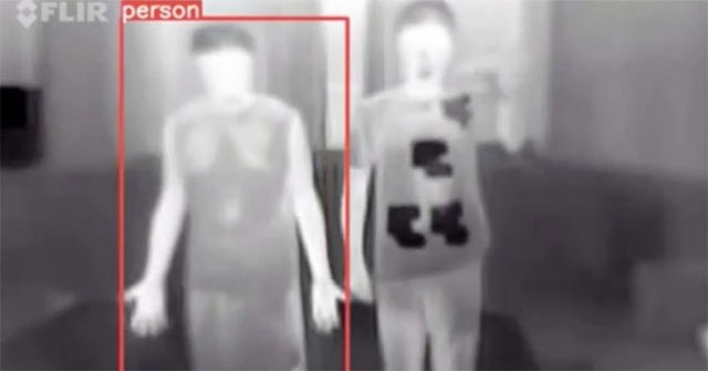 Đại học Vũ Hán phát minh áo choàng tàng hình "che mắt" camera an ninh