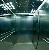 Vì sao trong thang máy thường lắp gương bốn phía?