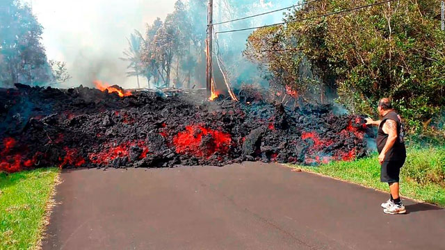Muôn cách chặn dòng dung nham ngọn núi lửa ở Hawaii: Dùng cả máy bay ném bom lẫn 