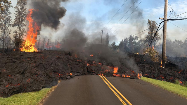 Muôn cách chặn dòng dung nham ngọn núi lửa ở Hawaii: Dùng cả máy bay ném bom lẫn 