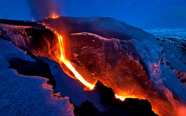 Muôn cách chặn dòng dung nham ngọn núi lửa ở Hawaii: Dùng cả máy bay ném bom lẫn 