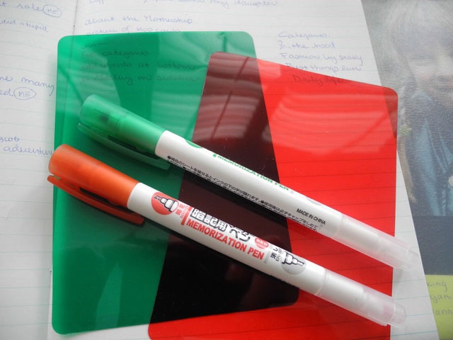 Các tấm nhựa xanh, đỏ là thứ không thể thiếu trong quá trình luyện thi của học sinh Nhật Bản.