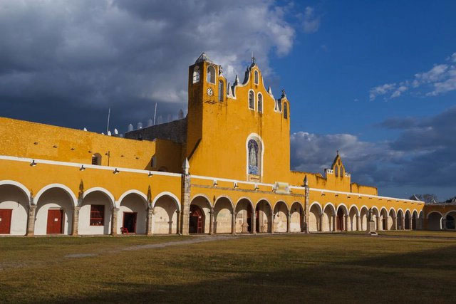 Không ai thực sự biết tại sao ban đầu Izamal được sơn màu vàng.