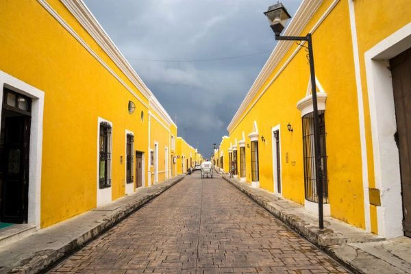 Không ai thực sự biết tại sao ban đầu Izamal được sơn màu vàng.