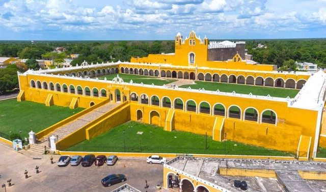 Ghé thăm “thành phố màu vàng” độc đáo với mọi ngóc ngách đều phủ vàng rực rỡ, không giống đâu trên thế giới