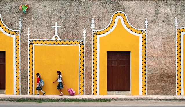 Bản sắc độc đáo cũng hiện diện trong ẩm thực, trang phục địa phương, âm nhạc và ngôn ngữ.