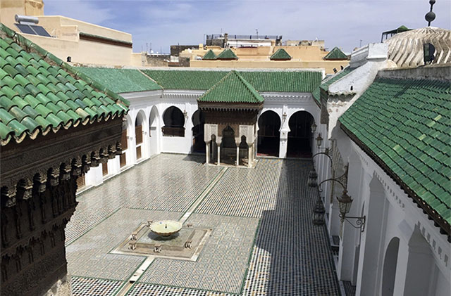 Đại học Al-Qarawiyyin nổi bật với lớp ngói màu xanh.