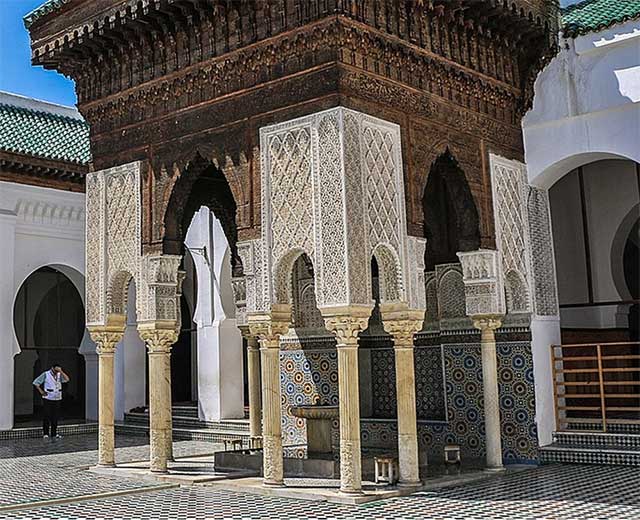 Với lịch sử gần 1200 năm, mọi ngóc ngách của Đại học Al-Qarawiyyin đều nhuốm màu cổ kính.