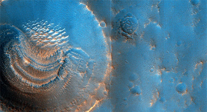 Phát hiện trầm tích bí ẩn trong miệng núi lửa trên Hỏa tinh