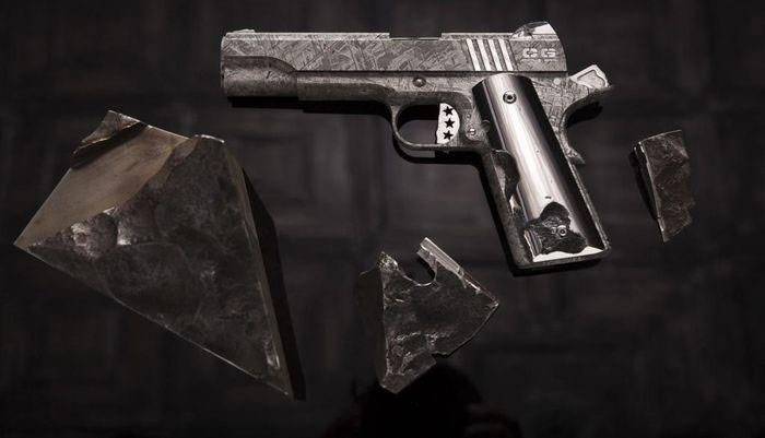 Hãng sản xuất Cabot Guns cho biết, cặp đôi súng do hãng này làm ra thường độc nhất vô nhị.