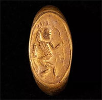 Tìm thấy nhẫn vàng khắc "thần vui vẻ" trong mộ cổ hơn 3.300 năm tuổi