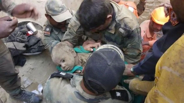 Lực lượng cứu hộ giải cứu thành công cậu bé 18 tháng tuổi rơi xuống giếng sâu hơn 18m