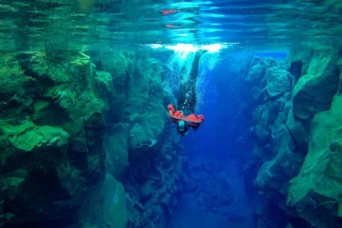  Nhóm thợ lặn chuyên nghiệp Mỹ đã đo được độ sâu nhất tại Silfra, 63 mét. 
