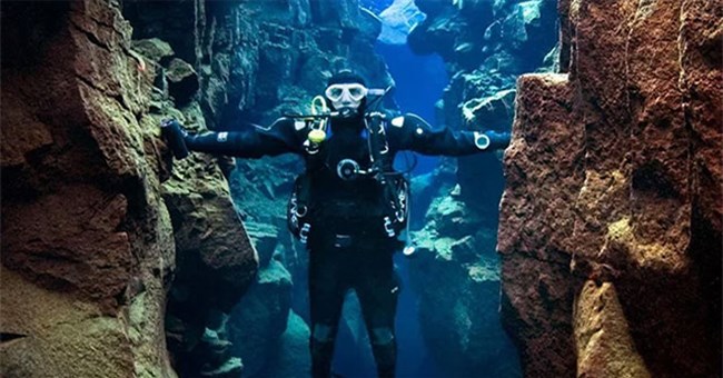 Khe nứt Silfra: Nơi duy nhất trên thế giới mà bạn có thể chạm vào hai lục địa cùng một lúc