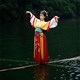 Cô gái sở hữu tuyệt kỹ "lướt trên mặt nước" gần thất truyền, biểu diễn trên sông như bước ra từ phim võ hiệp