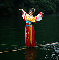 Cô gái sở hữu tuyệt kỹ "lướt trên mặt nước" gần thất truyền, biểu diễn trên sông như bước ra từ phim võ hiệp