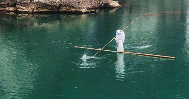 Cô gái sở hữu tuyệt kỹ "lướt trên mặt nước" gần thất truyền, biểu diễn trên sông như bước ra từ phim võ hiệp