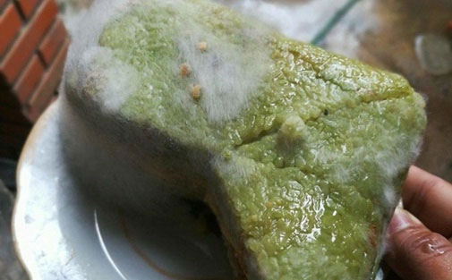 Bánh chưng cắt phần bị mốc còn ăn được không?