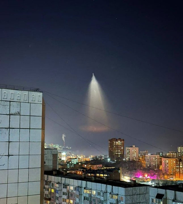 Ánh sáng bí ẩn xuất hiện: UFO hay thiên thạch rơi xuống Trái đất? Ánh sáng bí ẩn xuất hiện: UFO hay thiên thạch rơi xuống Trái đất?