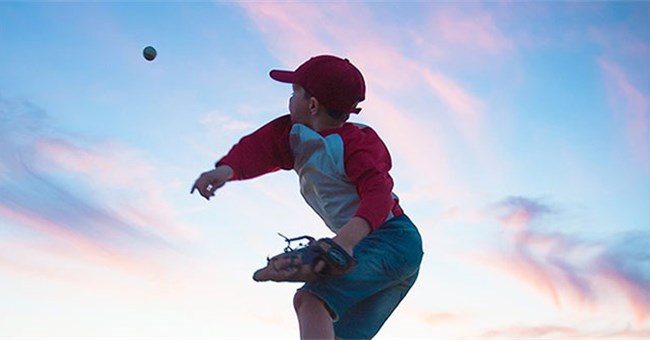 Quả bóng chày sẽ bay được bao xa nếu bạn ném nó trên một hành tinh khác?