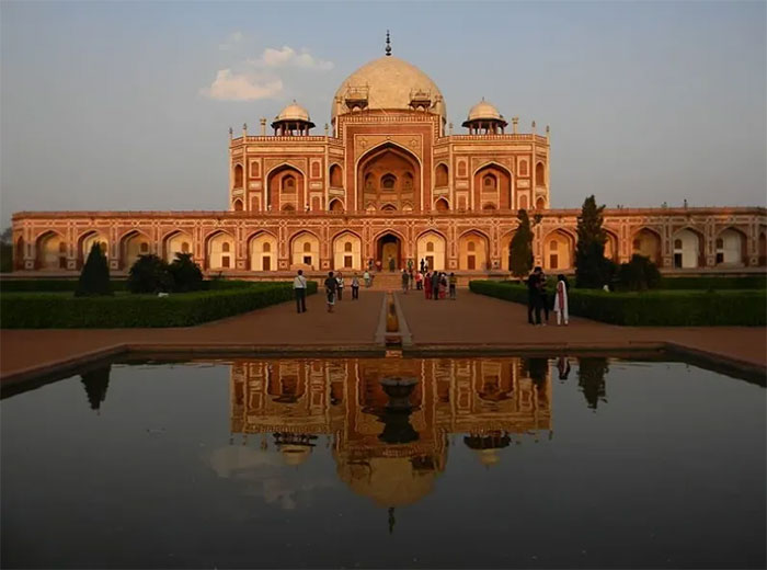 Đài phun nước và hồ bơi là một phần quan trọng của kiến trúc Mughal, làm mát không khí