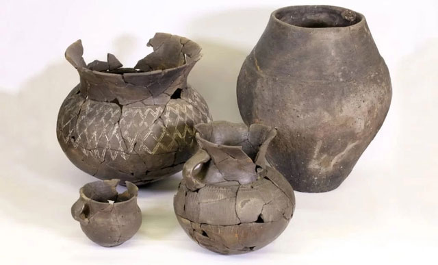 Đồ gốm được tìm thấy ở dưới giếng cổ.