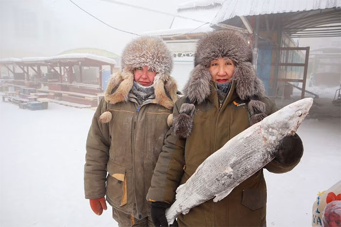 Các tiểu thương tại một khu chợ ở Yakutsk.