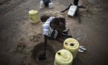 Người dân cố gắng múc nước từ đáy sông khô cạn ở Turkana, Kenya.