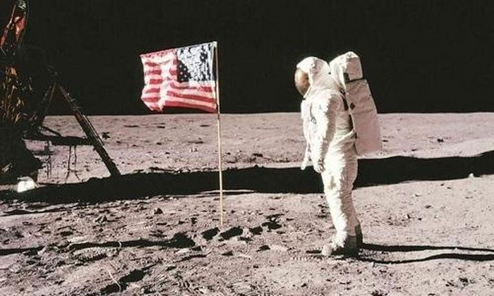  Nhà du hành vũ trụ Neil Armstrong cắm lá cờ Mỹ lên bề mặt Mặt Trăng. 