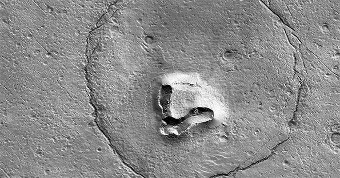 Tàu của NASA chụp được “mặt gấu” trên Hỏa tinh