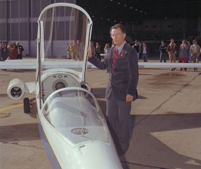  Robert T. Jones đứng cạnh máy bay AD-1. 