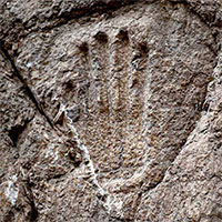 Tìm thấy dấu tay bí ẩn dưới con hào 1.000 năm
