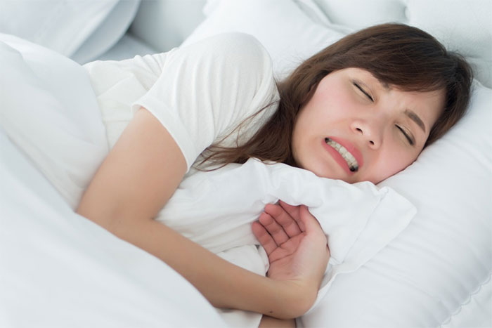 Nghiến răng là tình trạng phổ biến xảy ra khi ngủ.