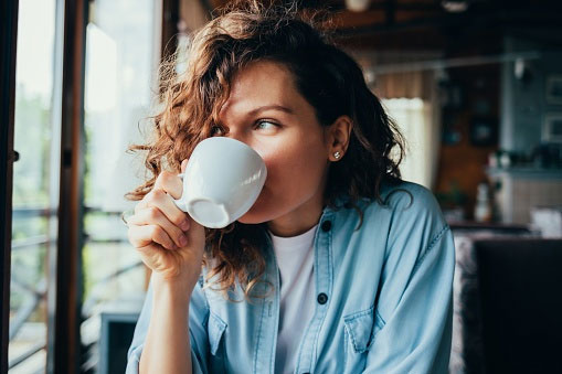 Top 8 cách ngăn răng bị ố vàng khi uống cà phê