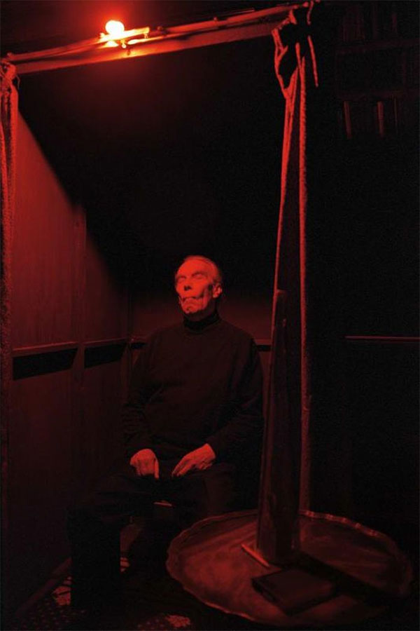 Một sinh viên Đại học Arthur Findlay ngồi trong tủ của một người đồng cốt.