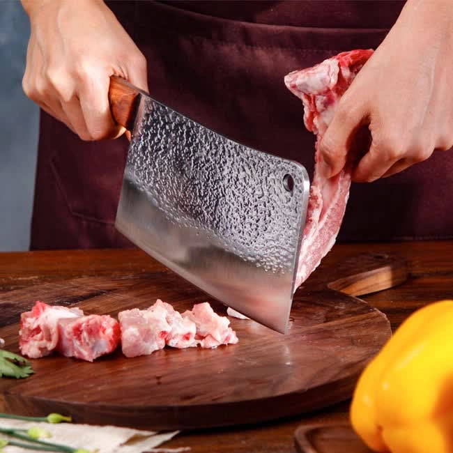 Lỗ trên thân dao giúp phân tán lực, tránh trường hợp hỏng hóc và bảo quản được độ bền của dao.