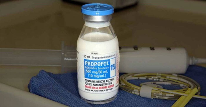 Propofol là một loại thuốc được dùng trước và trong quá trình phẫu thuật để gây mê.