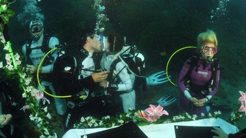 Đám cưới dưới nước lớn nhất