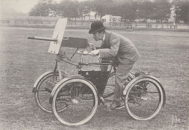 Simms tự mình thử nghiệm Motor Scout Quadricycle phiên bản 1899. 