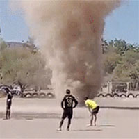 Video: Cầu thủ bất lực đứng nhìn "quỷ cát" khổng lồ quét qua sân bóng