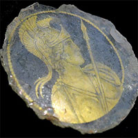 Phát hiện miếng vàng bọc thủy tinh niên đại hơn 1.600 năm