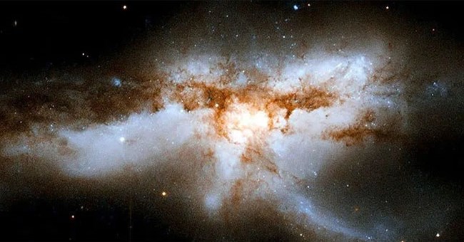 Tại sao các thiên hà chủ yếu có hình đĩa chứ không phải hình cầu?